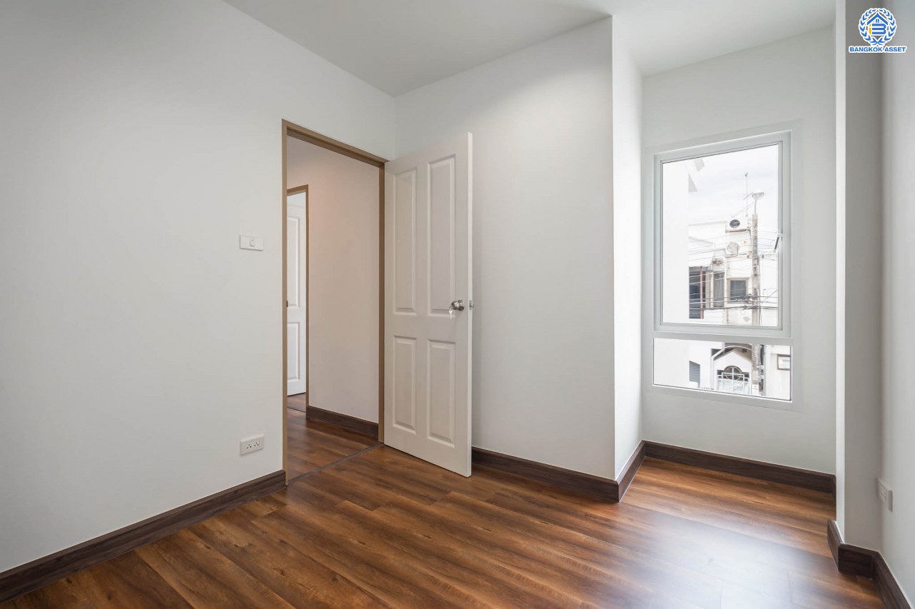 บ้านมือสองตกแต่งใหม่ ดีไซน์สวย ม.101การ์เด้นวิลล์ ลาดพร้าว เนื้อที่ 18 ตร.ว. ฟังก์ชัน 3 ห้องนอน 2 ห้องน้ำ จอดรถได้ 1 คัน รองรับทุกกิจกรรม บนทำเลเชื่อมต่อหลายเส้นทาง อาทิ ถนนประเสริฐมนูกิจ, ถนนนวมินทร์ และถนนลาดพร้าว ใกล้จุดขึ้นทางด่วน "รามอินทรา"...